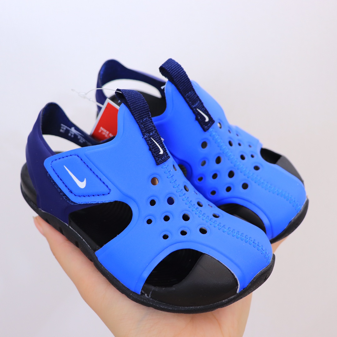 【九宫格细节图】 高版本NK护脚洞洞鞋.儿童凉鞋‼️ 儿童飞机凉鞋.高品质专G版火爆上市.🔥去年专G火的一塌糊涂哦。设计独特.上脚好看.鞋子轻便柔软.防滑设计.鞋面透气扣设计.🌼夏天不热脚.魔术贴方便宝宝穿着.✔️-选品中心