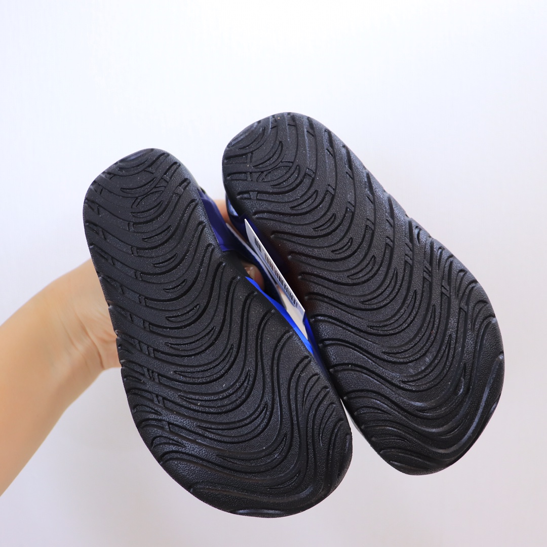 图片[9]-【九宫格细节图】 高版本ＮＫ护脚洞洞鞋.儿童凉鞋‼️ 儿童飞机凉鞋.高品质专G版火爆上市.🔥去年专Ｇ火的一塌糊涂哦。设计独特.上脚好看.鞋子轻便柔软.防滑设计.鞋面透气扣设计.🌼夏天不热脚.魔术贴方便宝宝穿着.✔️-选品中心