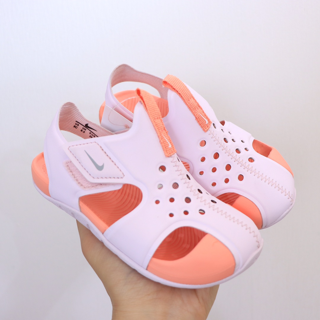 【九宫格细节图】 高版本NK护脚洞洞鞋.儿童凉鞋 儿童飞机凉鞋.高品质专G版火爆上市.🔥去年专G火的一塌糊涂哦。设计独特.上脚好看.鞋子轻便柔软.防滑设计.鞋面透气扣设计.🌼夏天不热脚.魔术贴方便宝宝穿着.✔️-选品中心