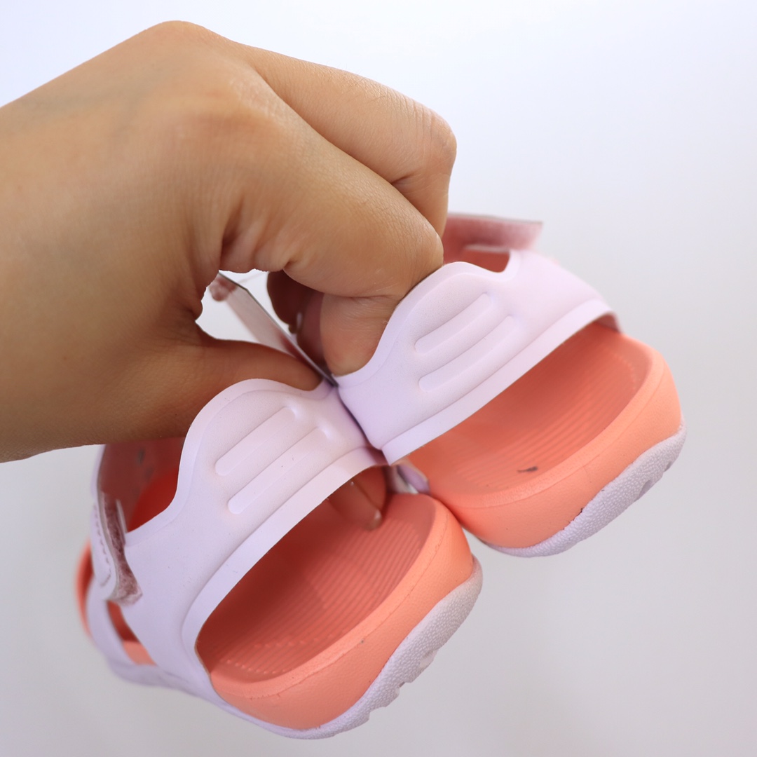 图片[3]-【九宫格细节图】 高版本ＮＫ护脚洞洞鞋.儿童凉鞋 儿童飞机凉鞋.高品质专G版火爆上市.🔥去年专Ｇ火的一塌糊涂哦。设计独特.上脚好看.鞋子轻便柔软.防滑设计.鞋面透气扣设计.🌼夏天不热脚.魔术贴方便宝宝穿着.✔️-选品中心