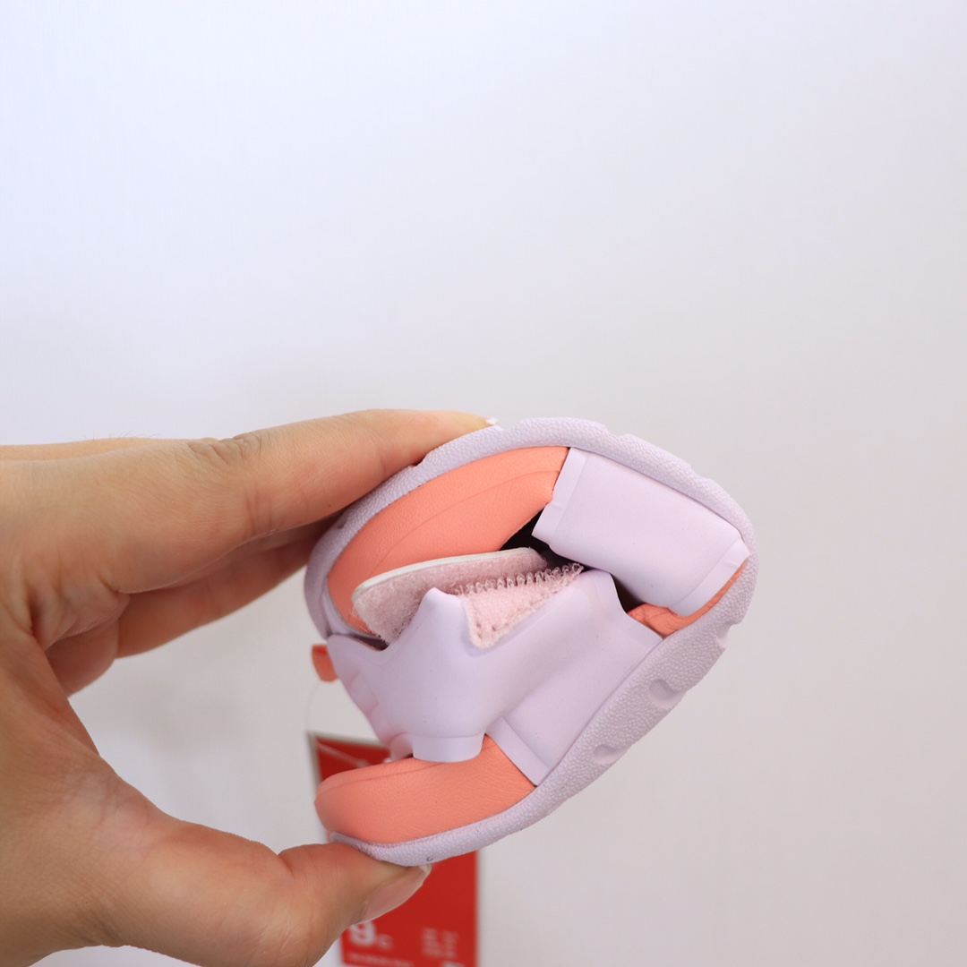 图片[8]-【九宫格细节图】 高版本ＮＫ护脚洞洞鞋.儿童凉鞋 儿童飞机凉鞋.高品质专G版火爆上市.🔥去年专Ｇ火的一塌糊涂哦。设计独特.上脚好看.鞋子轻便柔软.防滑设计.鞋面透气扣设计.🌼夏天不热脚.魔术贴方便宝宝穿着.✔️-选品中心