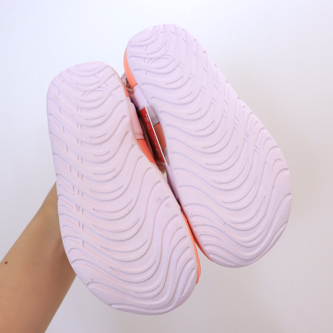 图片[9]-【九宫格细节图】 高版本ＮＫ护脚洞洞鞋.儿童凉鞋 儿童飞机凉鞋.高品质专G版火爆上市.🔥去年专Ｇ火的一塌糊涂哦。设计独特.上脚好看.鞋子轻便柔软.防滑设计.鞋面透气扣设计.🌼夏天不热脚.魔术贴方便宝宝穿着.✔️-选品中心