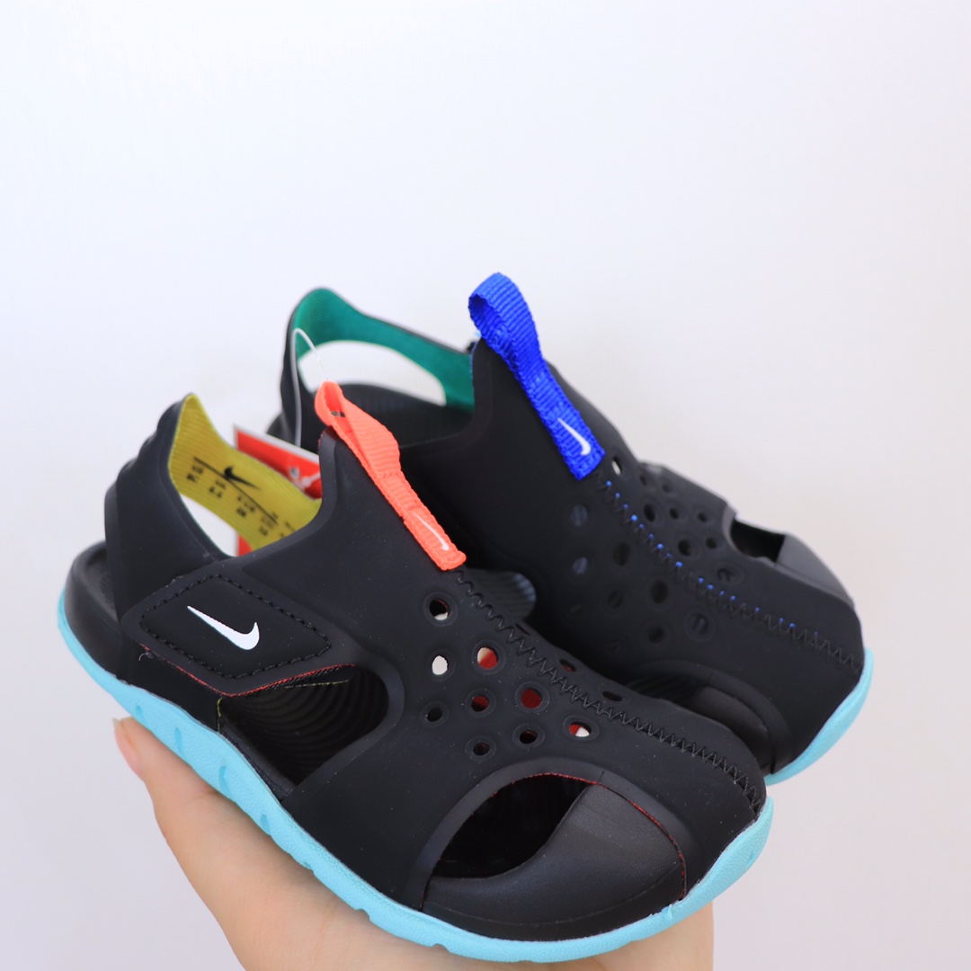 【九宫格细节图】 高版本ＮＫ护脚洞洞鞋.儿童凉鞋‼️ 儿童飞机凉鞋.高品质专G版火爆上市.🔥去年专Ｇ火的一塌糊涂哦。设计独特.上脚好看.鞋子轻便柔软.防滑设计.鞋面透气扣设计.🌼夏天不热脚.魔术贴方便宝宝穿着.✔️-选品中心