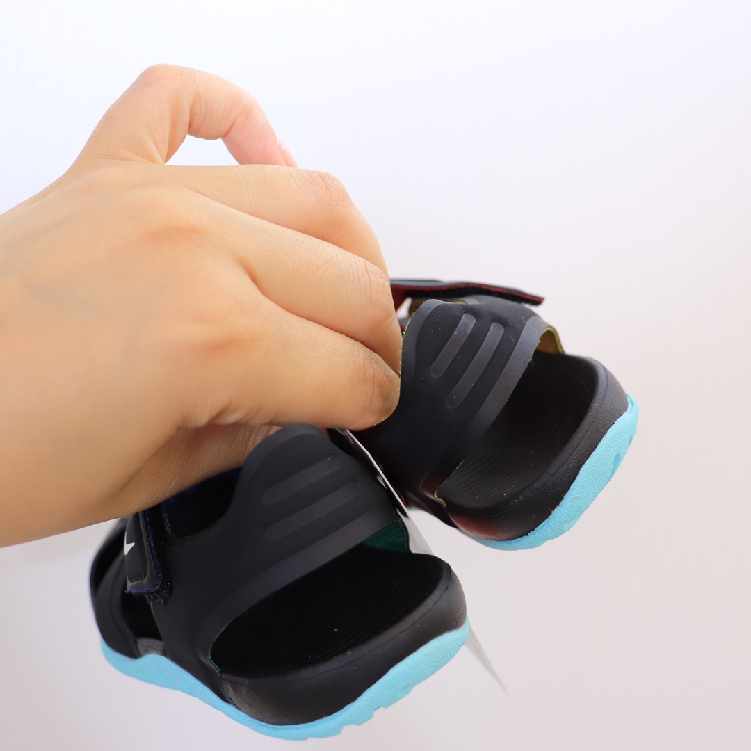 图片[3]-【九宫格细节图】 高版本ＮＫ护脚洞洞鞋.儿童凉鞋‼️ 儿童飞机凉鞋.高品质专G版火爆上市.🔥去年专Ｇ火的一塌糊涂哦。设计独特.上脚好看.鞋子轻便柔软.防滑设计.鞋面透气扣设计.🌼夏天不热脚.魔术贴方便宝宝穿着.✔️-选品中心