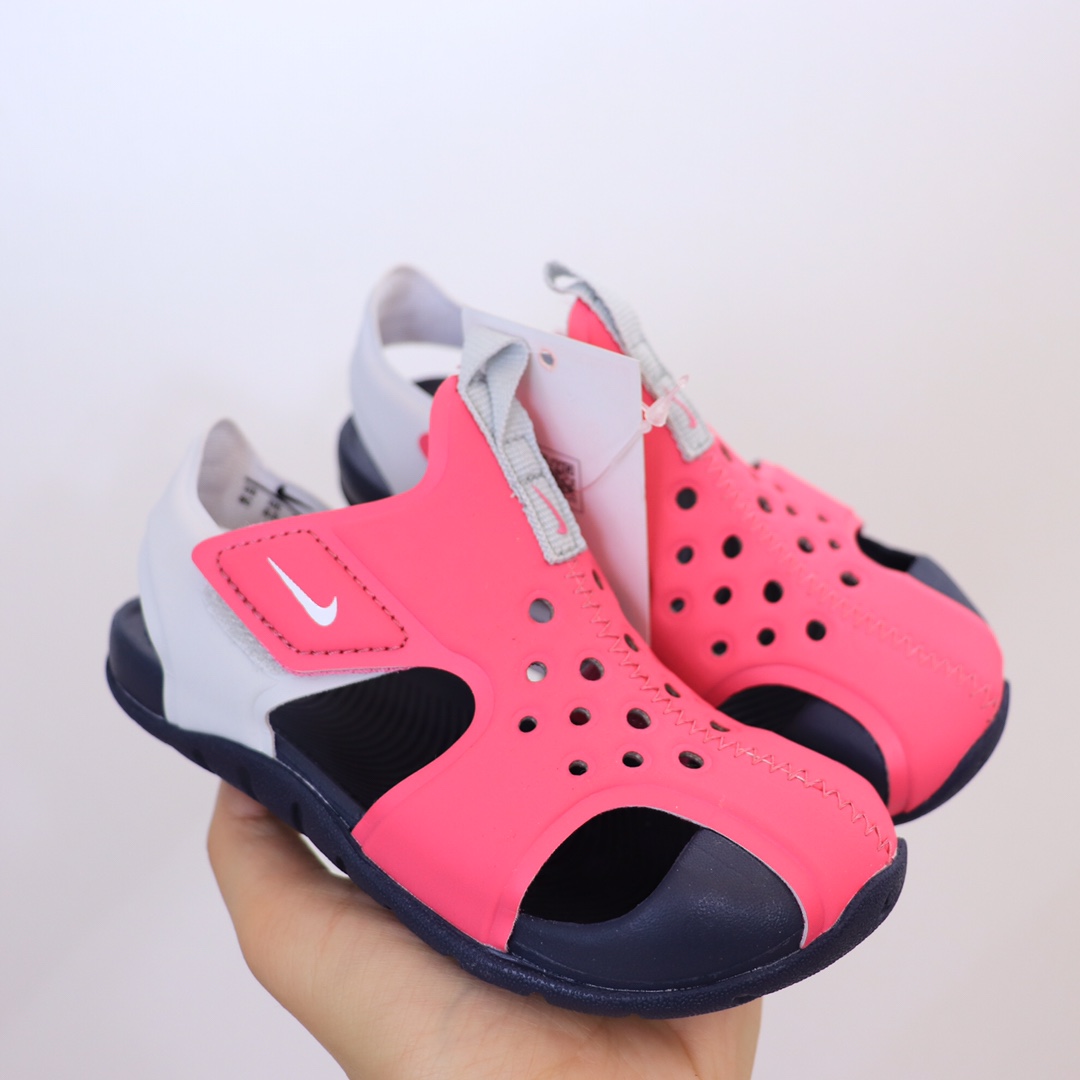 【九宫格细节图】 高版本ＮＫ护脚洞洞鞋.儿童凉鞋 儿童飞机凉鞋.高品质专G版火爆上市.🔥去年专Ｇ火的一塌糊涂哦。设计独特.上脚好看.鞋子轻便柔软.防滑设计.鞋面透气扣设计.🌼夏天不热脚.魔术贴方便宝宝穿着.✔️-选品中心