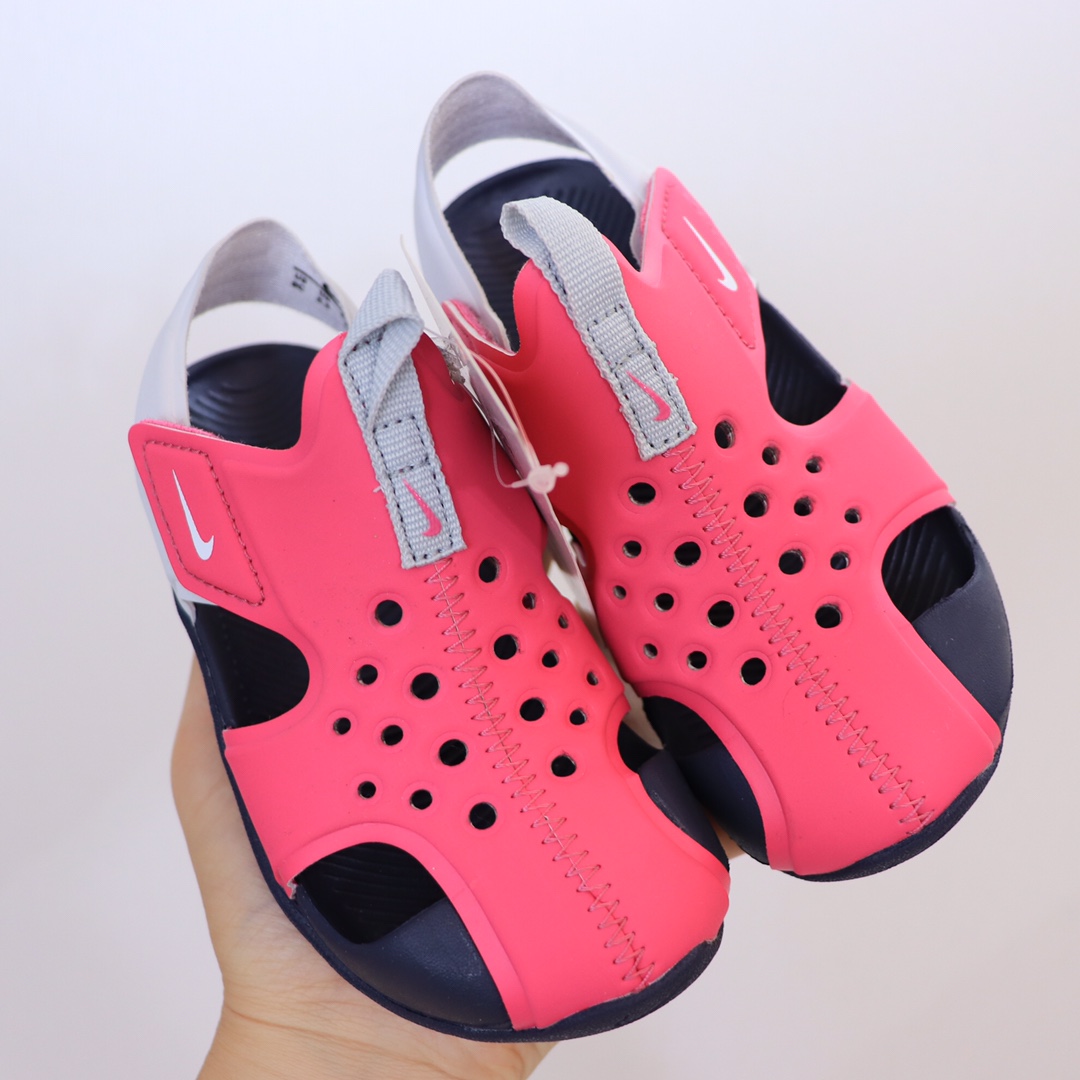 图片[2]-【九宫格细节图】 高版本ＮＫ护脚洞洞鞋.儿童凉鞋‼️ 儿童飞机凉鞋.高品质专G版火爆上市.🔥去年专Ｇ火的一塌糊涂哦。设计独特.上脚好看.鞋子轻便柔软.防滑设计.鞋面透气扣设计.🌼夏天不热脚.魔术贴方便宝宝穿着.✔️-选品中心
