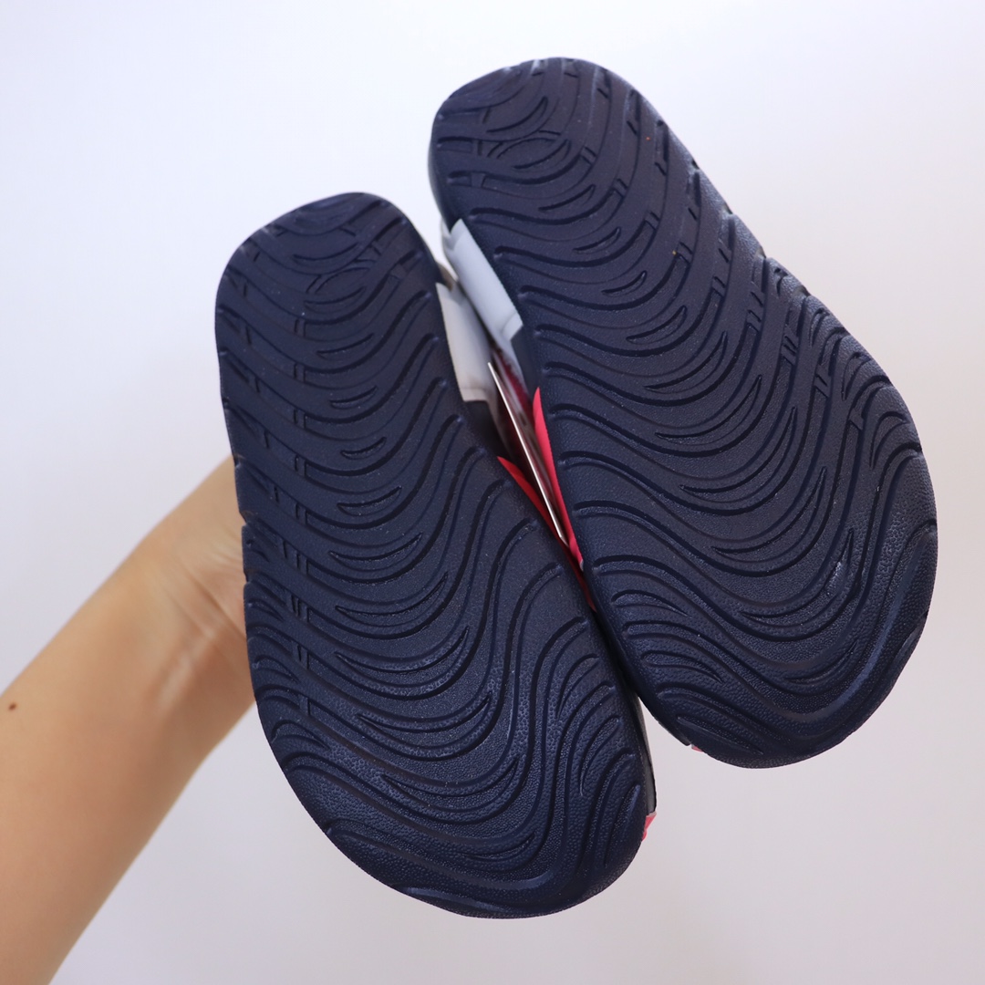 图片[9]-【九宫格细节图】 高版本ＮＫ护脚洞洞鞋.儿童凉鞋‼️ 儿童飞机凉鞋.高品质专G版火爆上市.🔥去年专Ｇ火的一塌糊涂哦。设计独特.上脚好看.鞋子轻便柔软.防滑设计.鞋面透气扣设计.🌼夏天不热脚.魔术贴方便宝宝穿着.✔️-选品中心