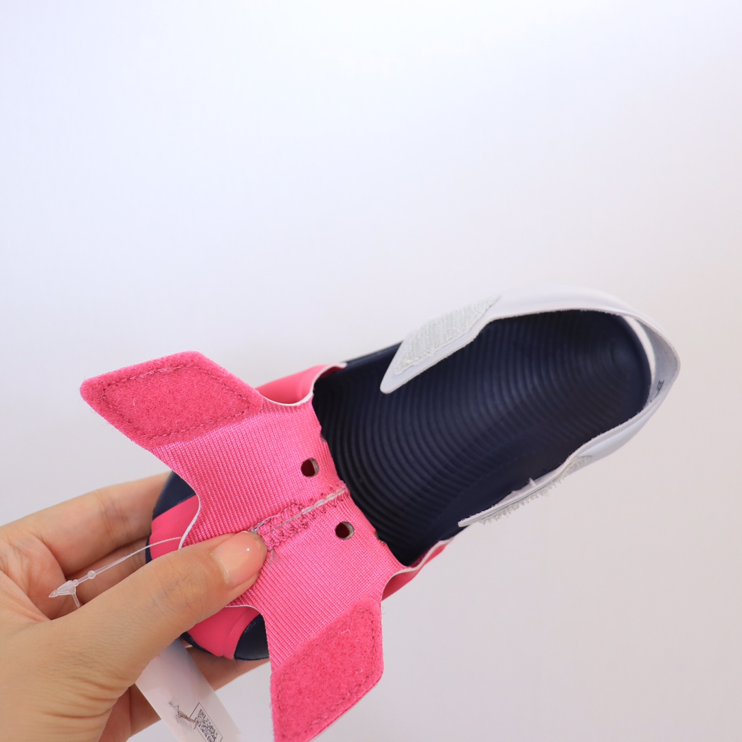 图片[7]-【九宫格细节图】 高版本ＮＫ护脚洞洞鞋.儿童凉鞋‼️ 儿童飞机凉鞋.高品质专G版火爆上市.🔥去年专Ｇ火的一塌糊涂哦。设计独特.上脚好看.鞋子轻便柔软.防滑设计.鞋面透气扣设计.🌼夏天不热脚.魔术贴方便宝宝穿着.✔️-选品中心