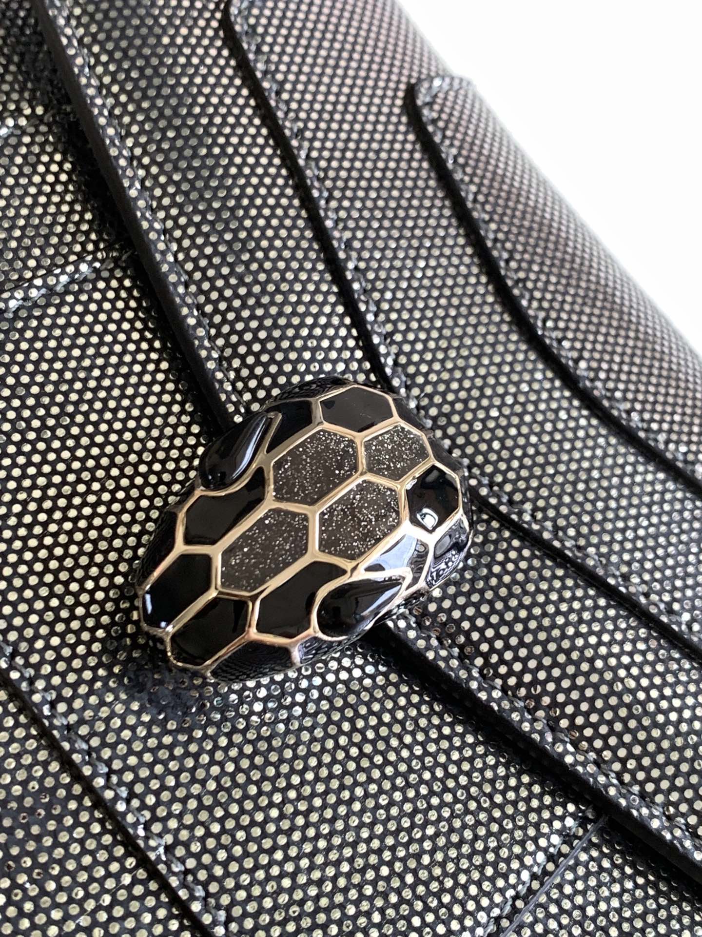 BVLGARI宝格丽"Sprpenti Forever "钻石炭灰金属质感水蛇皮肩背包61879