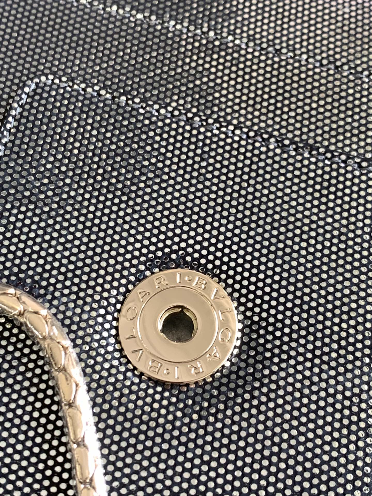 BVLGARI宝格丽"Sprpenti Forever "钻石炭灰金属质感水蛇皮肩背包61879