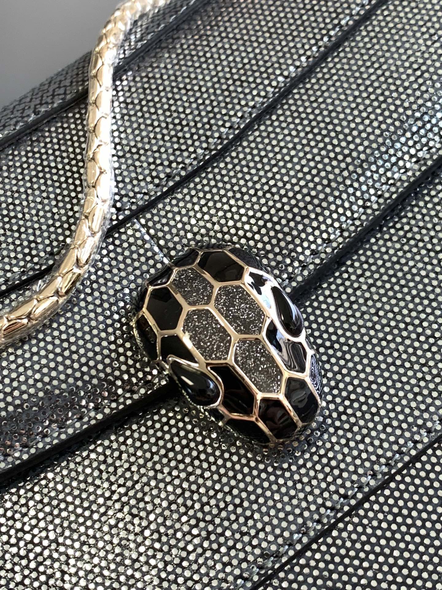 BVLGARI宝格丽"Sprpenti Forever "钻石炭灰金属质感水蛇皮肩背包38326