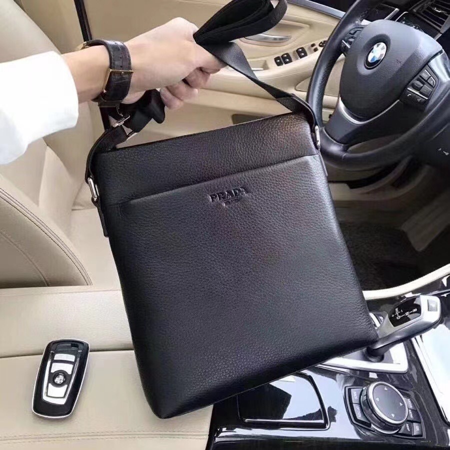 普拉达 Prada 意大利于1913年在米兰创建//全球知名品牌，上手高端上档次潮男必备给你低调奢华的舒适体验。意大利进口小牛皮 正品内里高端大气上档次奢华尊贵! 规格：28x26x5cm