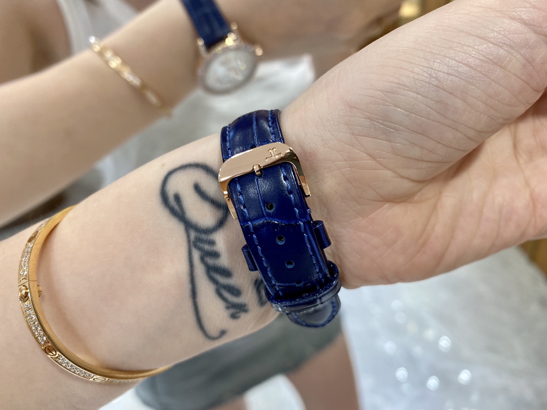 Cartier 积家约会系列全新月相腕表星光璀璨夺目降临 其不仅凝聚了高级珠宝制作工艺的 元素 更是经过抛光工艺打磨后的细腻