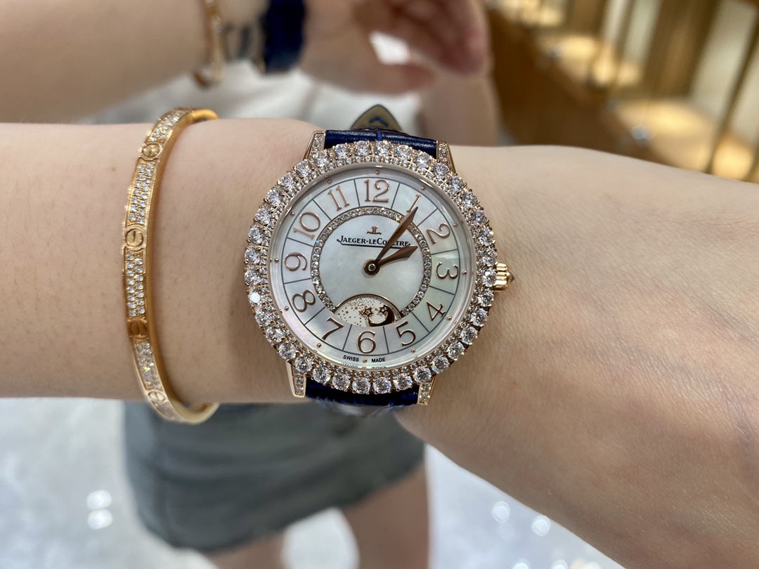 Cartier 积家约会系列全新月相腕表星光璀璨夺目降临 其不仅凝聚了高级珠宝制作工艺的 元素 更是经过抛光工艺打磨后的细腻