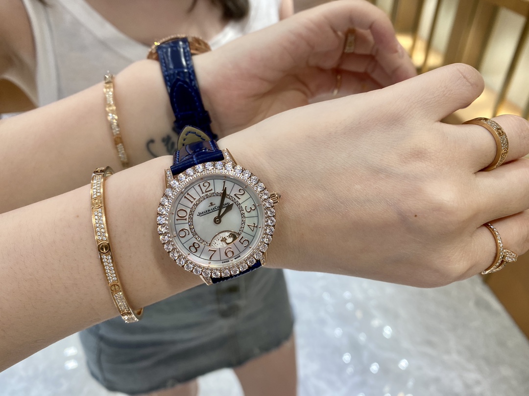 Cartier 积家约会系列全新月相腕表星光璀璨夺目降临 其不仅凝聚了高级珠宝制作工艺的 元素 更是经过抛光工艺打磨后的细腻