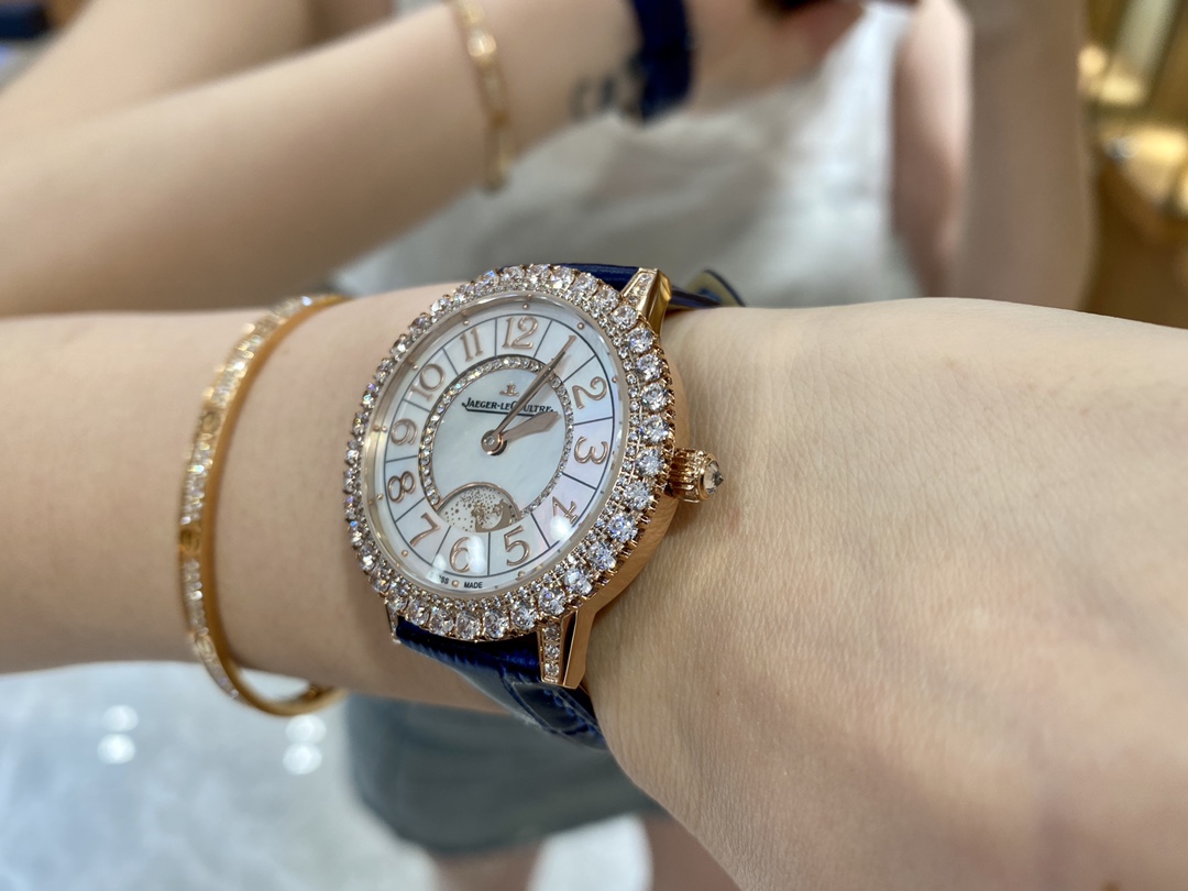 Cartier 积家约会系列全新月相腕表星光璀璨夺目降临 其不仅凝聚了高级珠宝制作工艺的 元素 更是经过抛光工艺打磨后的细腻