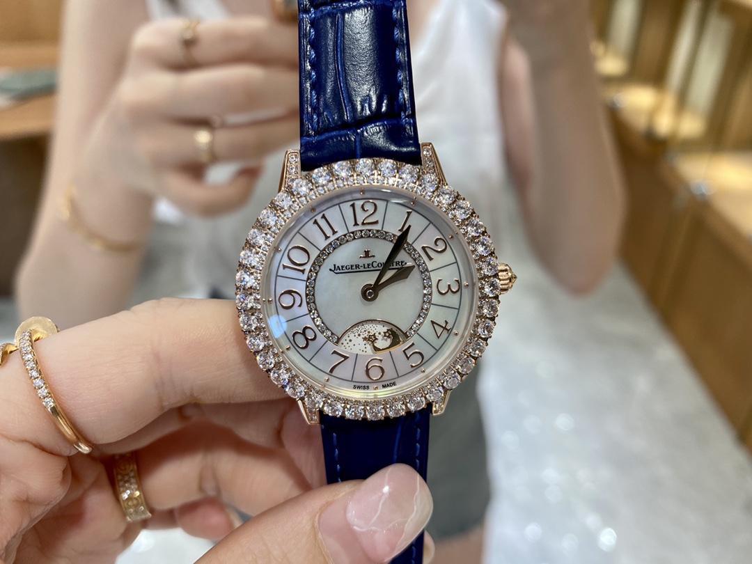 Cartier 积家约会系列全新月相腕表星光璀璨夺目降临 其不仅凝聚了高级珠宝制作工艺的 元素 更是经过抛光工艺打磨后的细腻