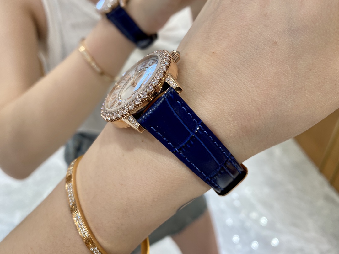 Cartier 积家约会系列全新月相腕表星光璀璨夺目降临 其不仅凝聚了高级珠宝制作工艺的 元素 更是经过抛光工艺打磨后的细腻
