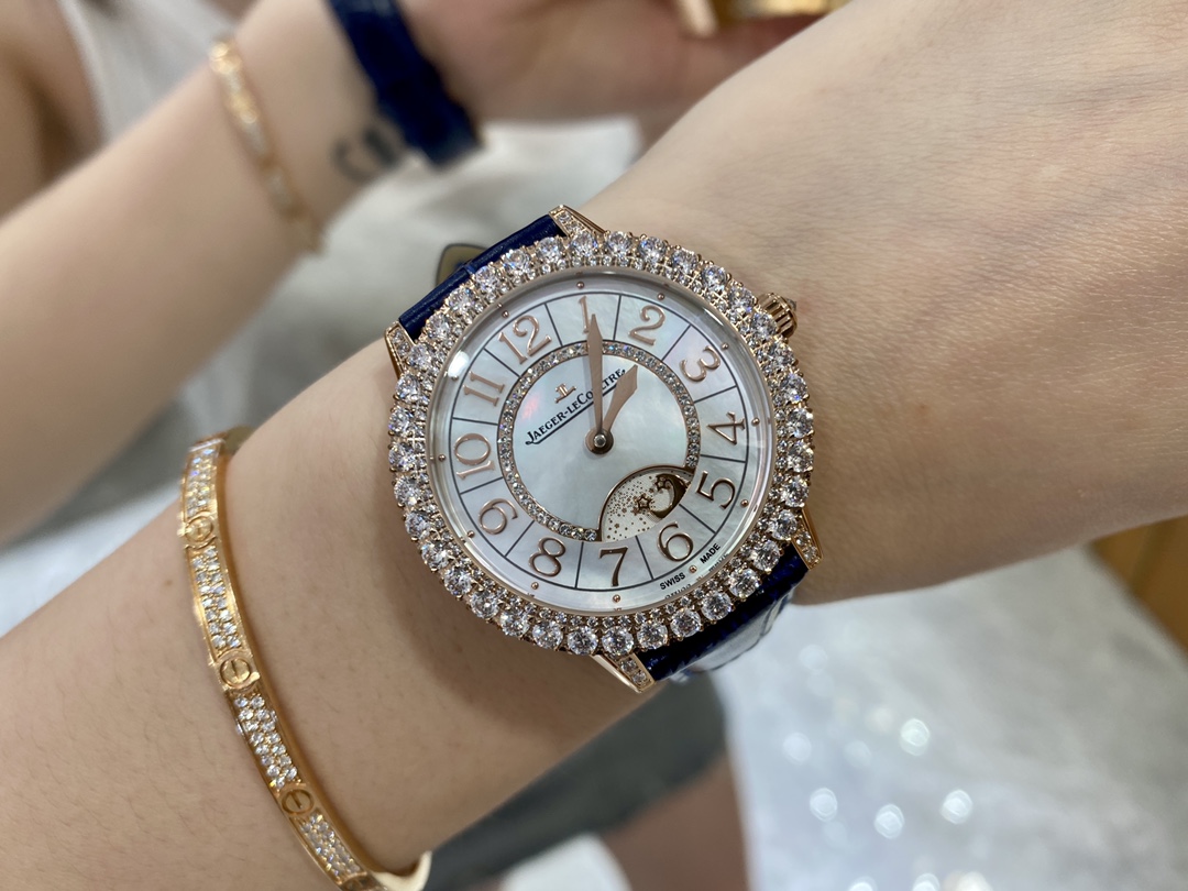 Cartier 积家约会系列全新月相腕表星光璀璨夺目降临 其不仅凝聚了高级珠宝制作工艺的 元素 更是经过抛光工艺打磨后的细腻