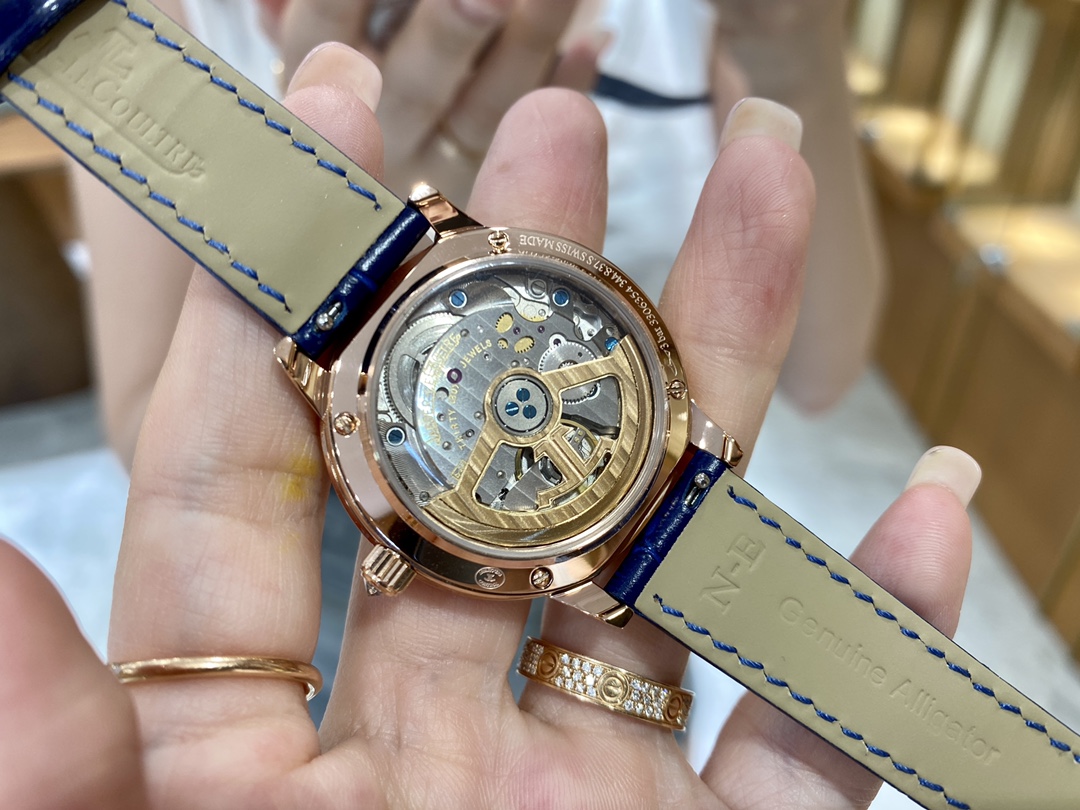 Cartier 积家约会系列全新月相腕表星光璀璨夺目降临 其不仅凝聚了高级珠宝制作工艺的 元素 更是经过抛光工艺打磨后的细腻