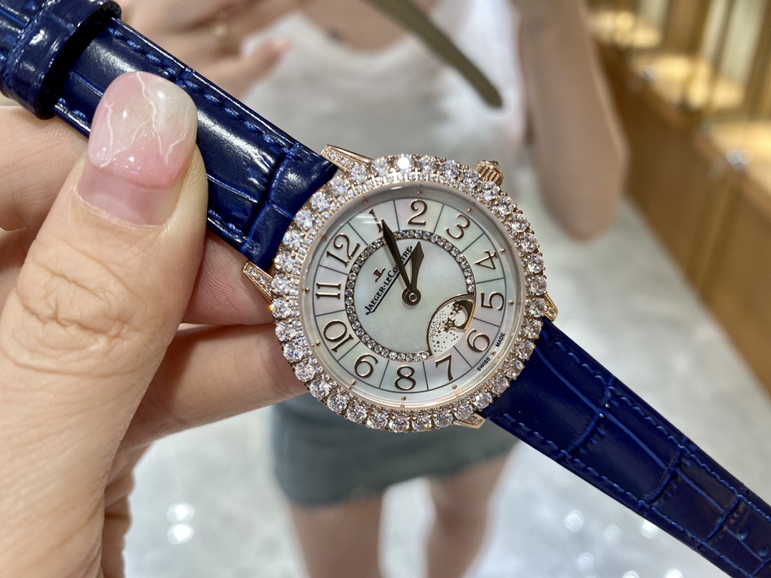 Cartier 积家约会系列全新月相腕表星光璀璨夺目降临 其不仅凝聚了高级珠宝制作工艺的 元素 更是经过抛光工艺打磨后的细腻
