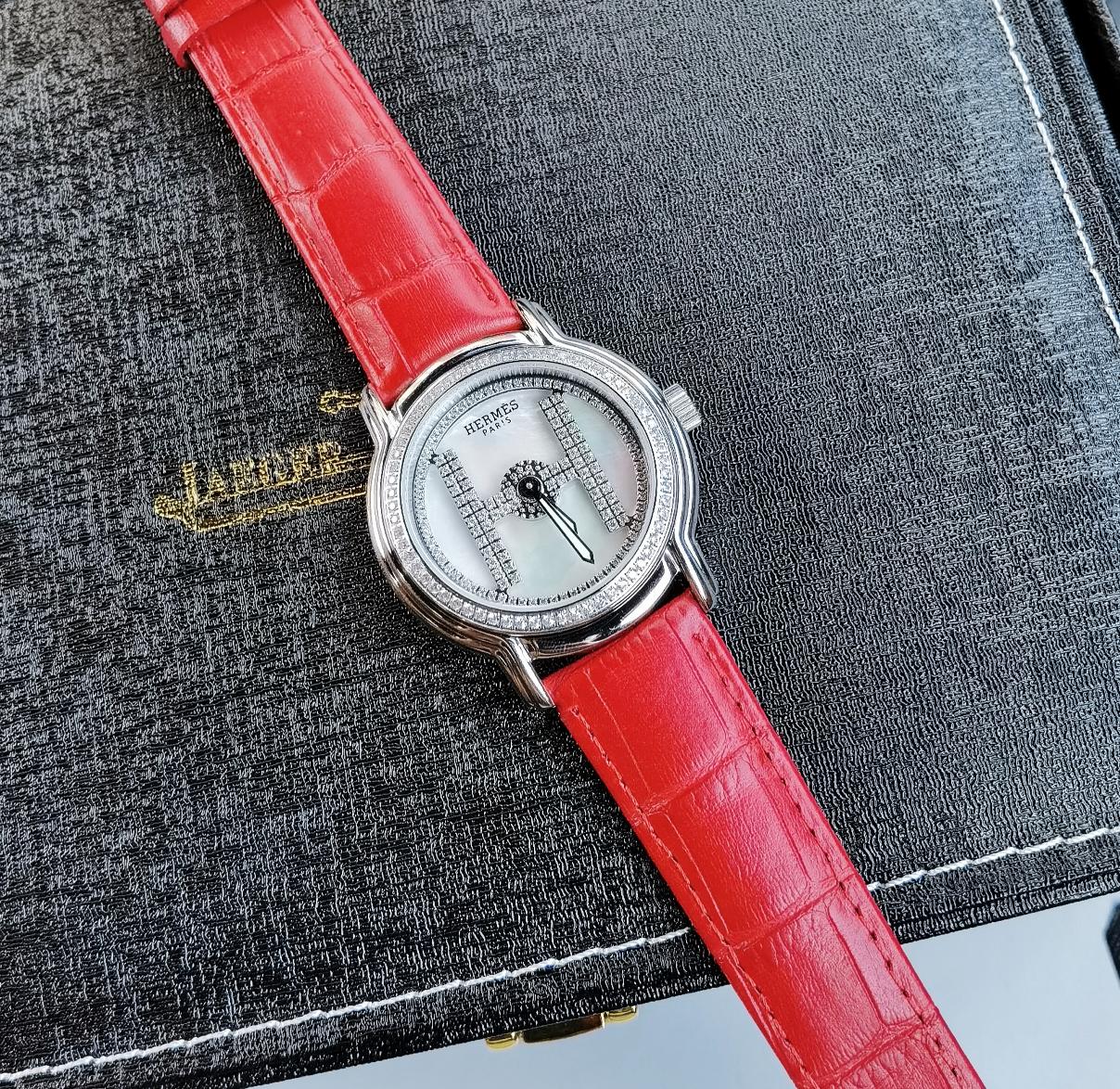 Hermès 爱马仕 时来运转全镶钻女士腕表 表壳 版316L精钢 进口小牛皮皮带 表扣: 针扣 表面:施华洛世奇真钻