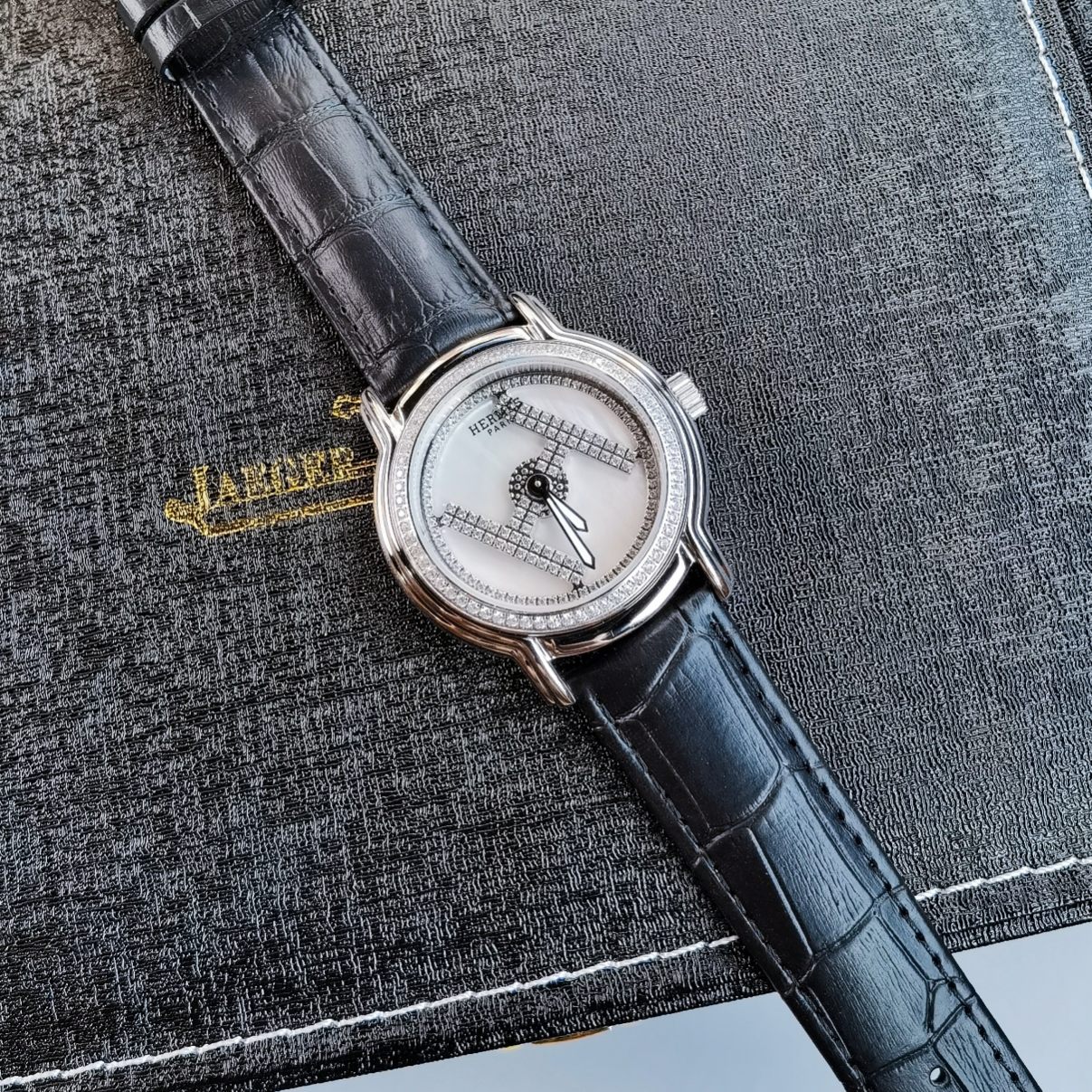 Hermès 爱马仕 时来运转全镶钻女士腕表 表壳 版316L精钢 进口小牛皮皮带 表扣: 针扣 表面:施华洛世奇真钻