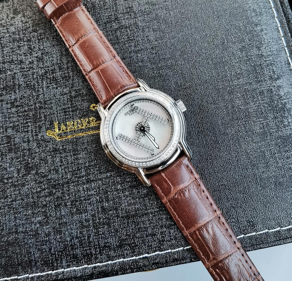 Hermès 爱马仕 时来运转全镶钻女士腕表 表壳 版316L精钢 进口小牛皮皮带 表扣: 针扣 表面:施华洛世奇真钻