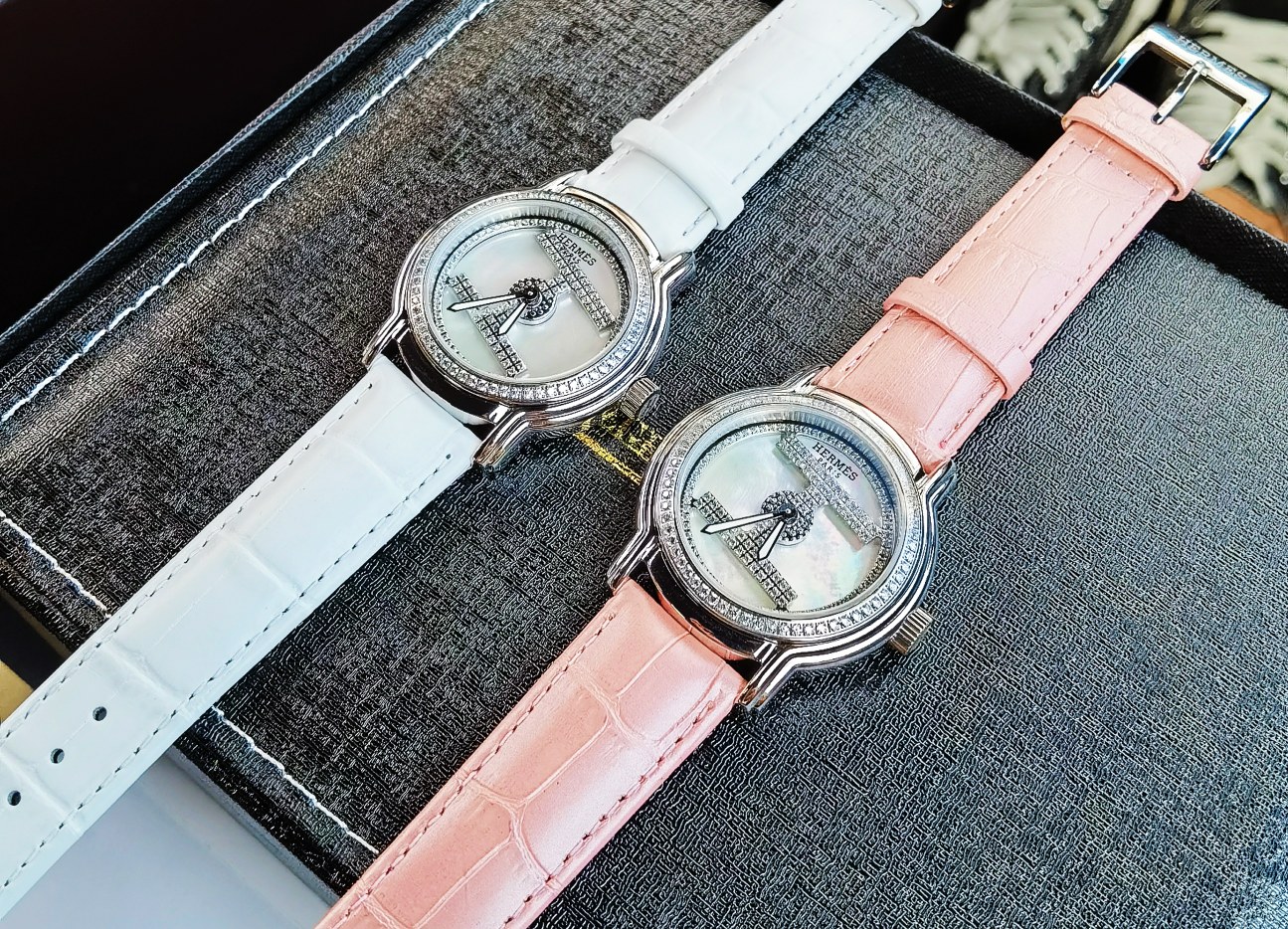 Hermès 爱马仕 时来运转全镶钻女士腕表 表壳 版316L精钢 进口小牛皮皮带 表扣: 针扣 表面:施华洛世奇真钻