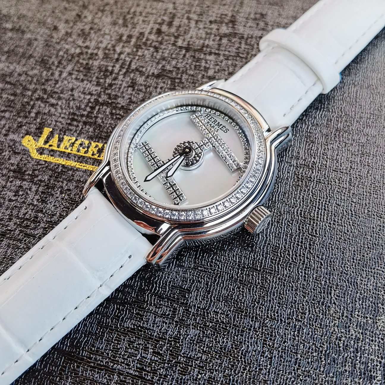 Hermès 爱马仕 时来运转全镶钻女士腕表 表壳 版316L精钢 进口小牛皮皮带 表扣: 针扣 表面:施华洛世奇真钻