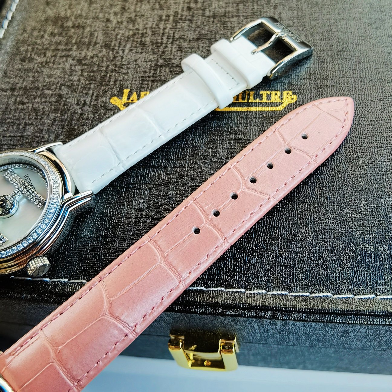 Hermès 爱马仕 时来运转全镶钻女士腕表 表壳 版316L精钢 进口小牛皮皮带 表扣: 针扣 表面:施华洛世奇真钻