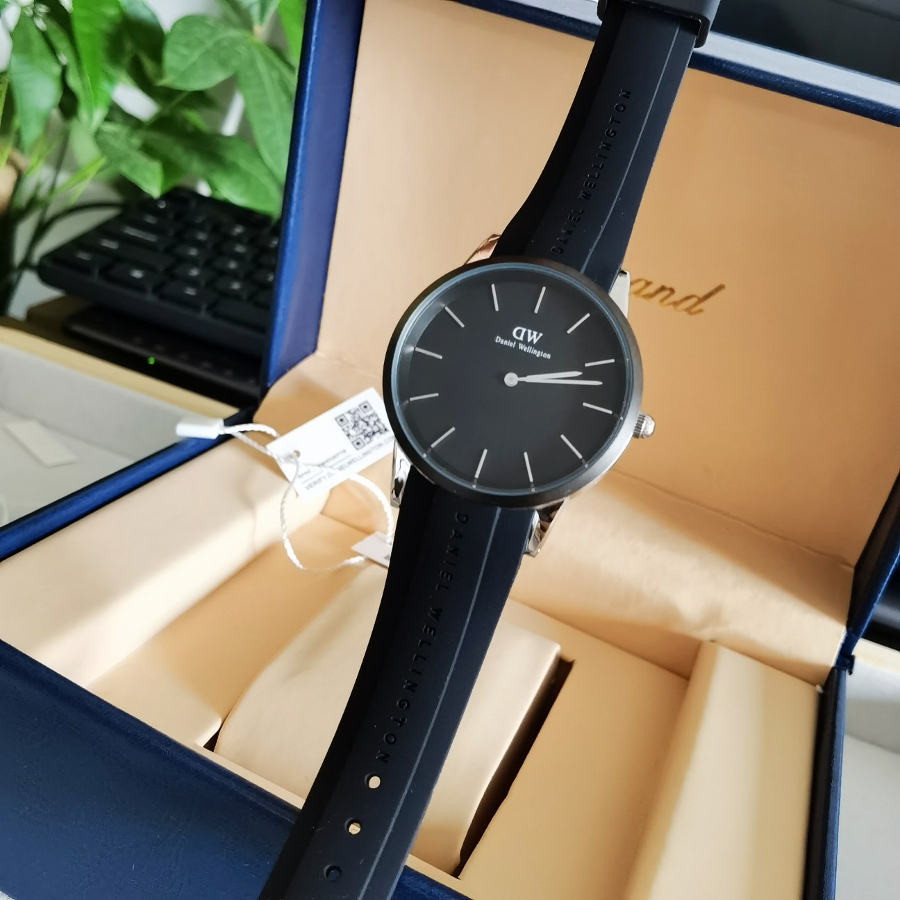 💰150 独家实拍 张艺兴同款—全新单品ICONIC MOTION、新一代小黑胶#DW情侣腕表， 适应多种生活场景，尽显街头潮流风范，整体造型增添质感，既有成熟利落，又稍带些小休闲，316精钢原单品质，进口石英机芯走时精准！