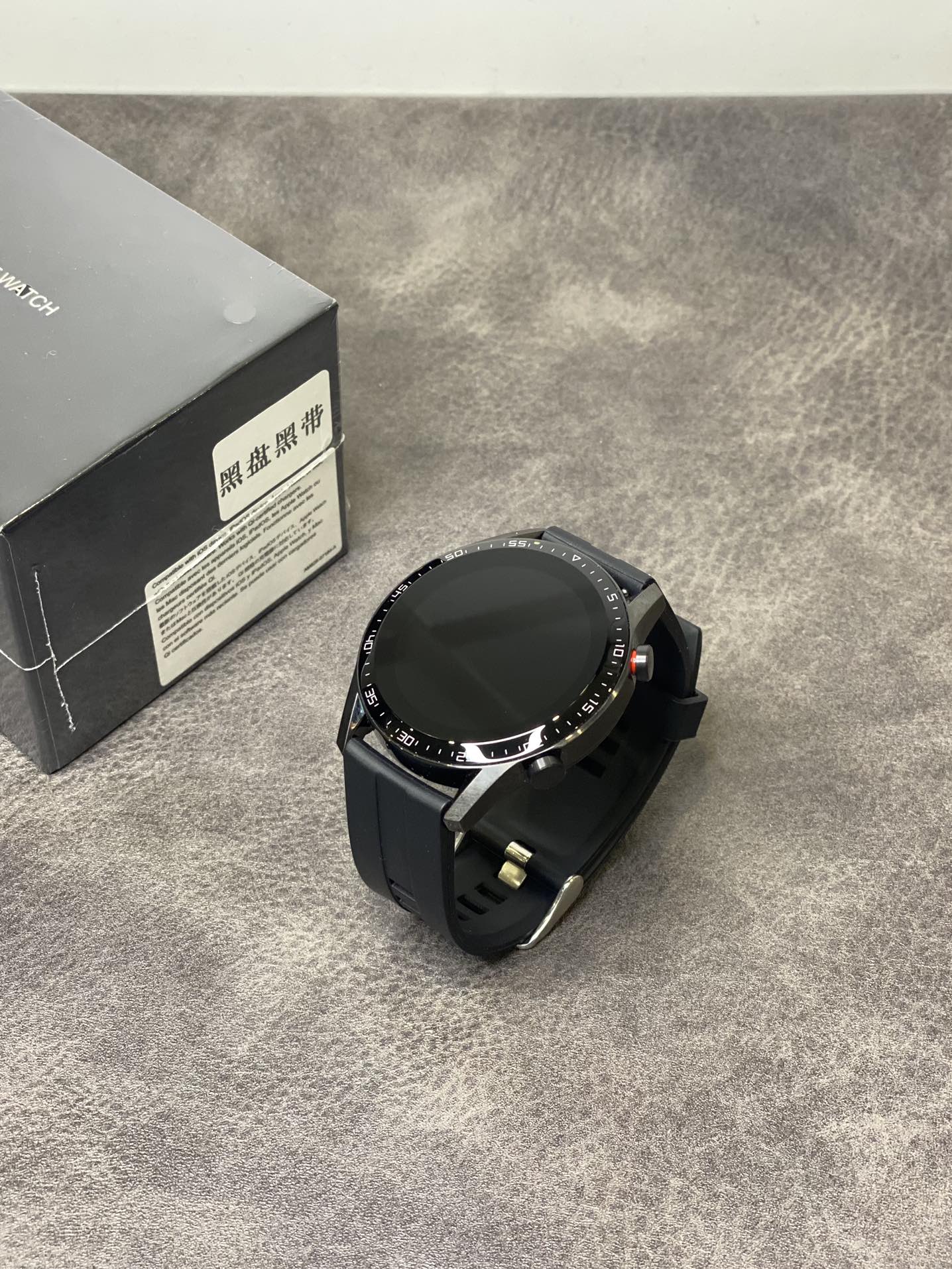 本地放💰170 利润自己加 华为ln版GT2智能手表 黑盘款 自带宇航员壁纸 多种表盘可切换! 合金金属外壳 全陶瓷蓝宝石屏幕 超高清显示 高容量纯钴电池 正常使用2天 待机4-5天! IP6防水级别 可佩戴游泳运动计时等 可打电话 检测心率 血压 心电 体温检测等 该有的功能基本都有 外观一比一某为GT2 表带可跟正品通用 可自由搭配更换表带 退换条件: 手表外观不磨损 屏幕保护膜不撕可退换! 三个月有任何质量问题可保修!