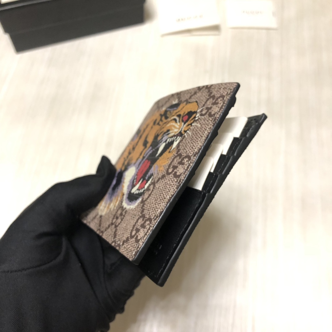 官网同步💋G家丝印图案短夹系列,采用GG高级人造革精制而成,材料可分解,时尚之选。款号:.尺寸:11×9