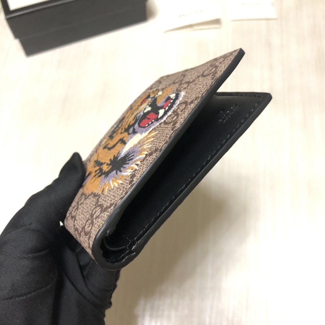 官网同步💋G家丝印图案短夹系列,采用GG高级人造革精制而成,材料可分解,时尚之选。款号:.尺寸:11×9