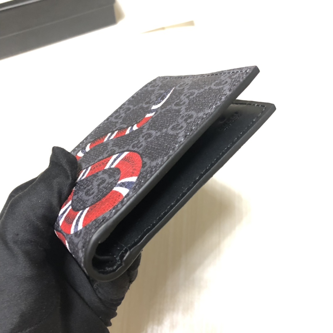 官网同步💋G家丝印图案短夹系列,采用GG高级人造革精制而成,材料可分解,时尚之选。款号:.尺寸:11×9