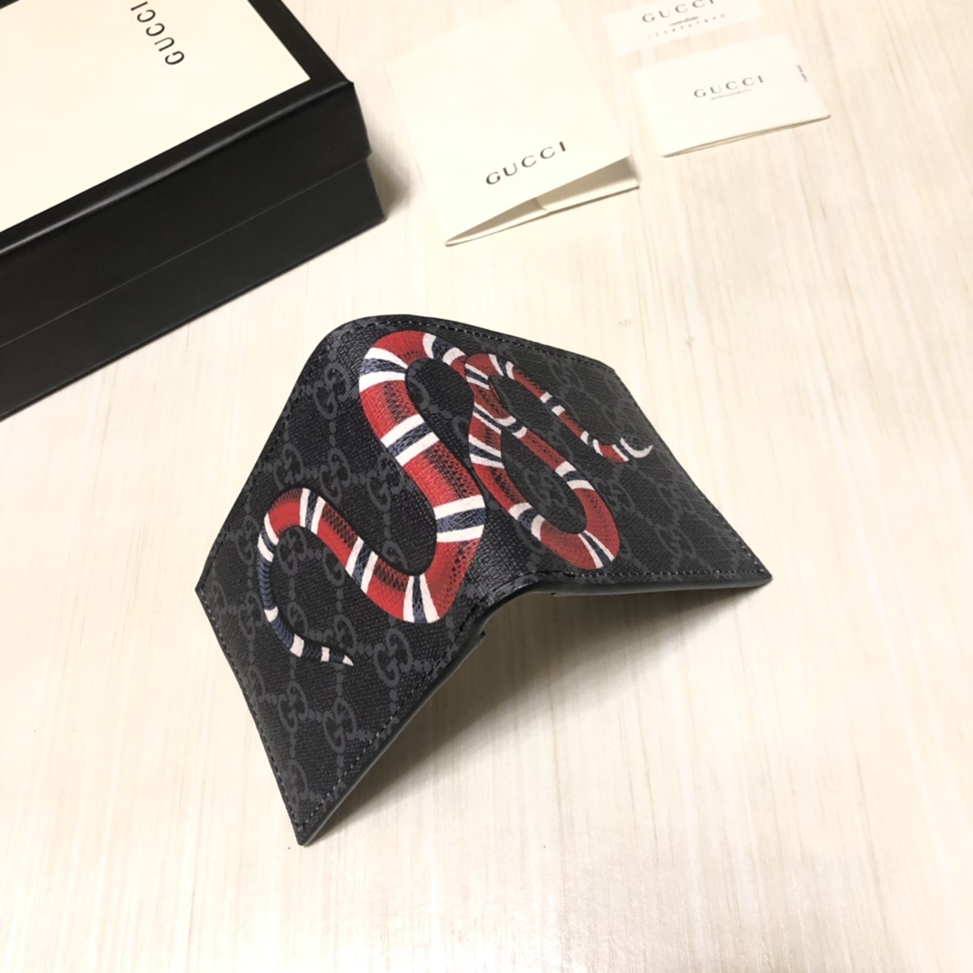 官网同步💋G家丝印图案短夹系列,采用GG高级人造革精制而成,材料可分解,时尚之选。款号:.尺寸:11×9