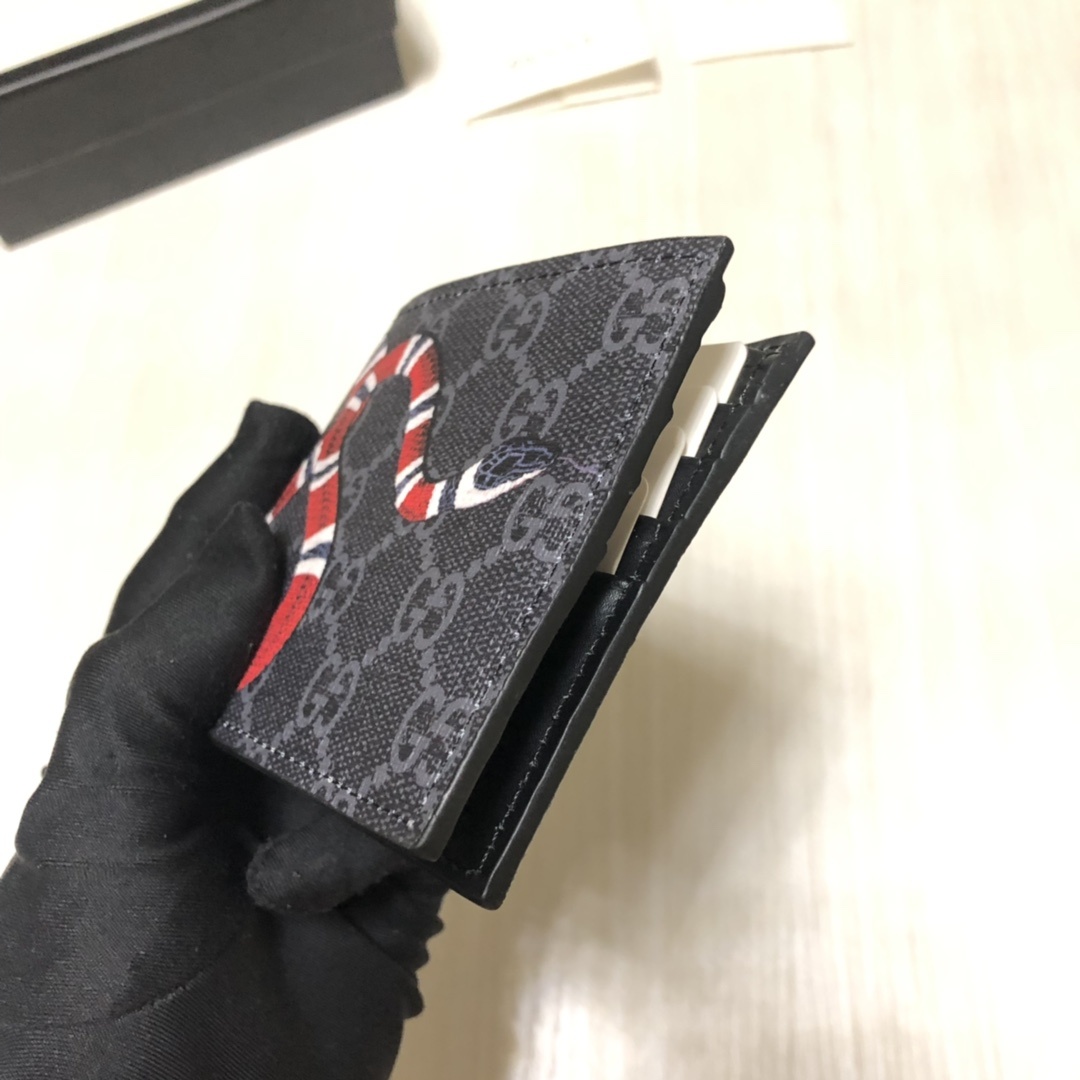 官网同步💋G家丝印图案短夹系列,采用GG高级人造革精制而成,材料可分解,时尚之选。款号:.尺寸:11×9