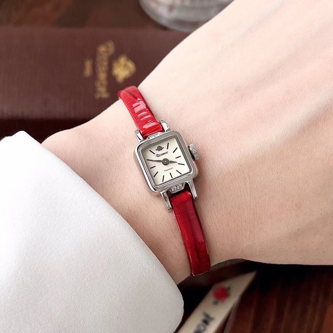 NO:151438,Rose mont, retro square watch, this year this niche female watch from Switzerland is particularly popular, the niche model with the most grass planted by Xiaohongshu is deeply loved by Korean stars such as Sun Yezhen, and domestic internet celebrity bloggers are even more popular. The dial size is 12*12mm, the strap width is 0.6mm, the watch length is 19cm, and the strap is not included. The strap material is made of cowhide and the color film filming process is made of cowhide. The watch movement is Swiss quartz movement. The waterproof grade is 30 meters.  The design of this watch is nostalgic and romantic. Every detail reveals the exquisite exquisiteness of European retro style. The small and beautiful square dial, Roman numerals, and soft leather strap are all classic and elegant. Even the outer packaging box and small cards are full of European aristocratic romance, which is especially suitable for girls with slender wrists and gentleness. When wearing it, it seems that time will flow slowly, and every move is much gentler.,, cowhide19860909批.Rose mont ,复古小方表,今年这款来自瑞士的小众女表格外的火,小红书种草最多的小众款,深受孙艺珍等一众韩星的喜爱,国内的网红博主更是趋之若鹜.表盘尺寸12*12mm.表带宽度0.6mm.手表长度19cm,不含表扣.表带材质牛皮做彩膜贴膜工艺. 手表机芯瑞士石英机芯.防水等级30米生活防水 这块表的设计怀旧而浪漫,每一个细节都透露着欧式复古那种极考究的精致,小而美的方正表盘、罗马数字、柔软真皮表带经典优雅三要素全齐了,就连外包装盒和小卡片都充满了欧洲贵族式的浪漫,特别适合手腕纤细的女生斯文又有气质,戴上它仿佛时间都会流淌得慢一点,举手投足都要温柔上许多.,,cowhide,Watch