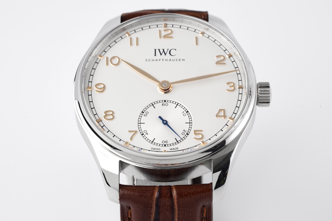 NO:144973,ZF has been tempered and worked hard to create the New Portugal 40. The same IWC and different Portugal, abandoning the complex design and expressing aesthetic concepts with fewer elements [Case] ​​adopts a 40mm size, with an open dial, polished lugs, and brushed on the side of the case. The shell is simple and smooth, and it contains the excellent genes of the German watch. [Dial] Sapphire mirror anti-glare coating, the dial uses classic willow-leaf needles, three-dimensional Arabic numerals, hour markers, and track scales with the finishing touch. The small second dial at 6 o'clock is decorated with record patterns, which is generally simple and easy to read. [Movement] restores the Wanguo self-made movement 82200, and the most proud Bielton automatic winding system of IWC is perfectly presented. The movement board, configuration, winding feel and other aspects all bring endless surprises.  ZF produces excellent quality and is equipped with a crocodile leather strap, giving the wearer an excellent wearing experience., iwc, crocodile skin19860909ZF千锤百炼、尽心竭力打造万国新葡萄牙40, 一样的万国表,不一样的葡萄牙,舍弃繁复的设计,用更少的元素表达美学理念【表壳】采用40毫米的尺寸,开阔的表盘,表耳抛光,表壳侧面拉丝,壳型简洁流畅,隐隐带有德表的优秀基因.【表盘】蓝宝石表镜防眩光镀膜,表盘采用经典的柳叶针、立体阿拉伯数字,镶贴时标,以及点睛之笔的轨道刻度,6点位的小秒盘上有唱片纹装饰,整体简明易读.【机芯】还原了万国自制机芯82200,IWC最自豪的比勒顿自动上链系统完美呈现.机芯板路、配置、上链手感等方面都带来无限惊喜. ZF出品保证了优越的品质,配置了鳄鱼皮表带,给佩戴者极佳的佩戴体验.,,iwc,crocodile skin,Watch
