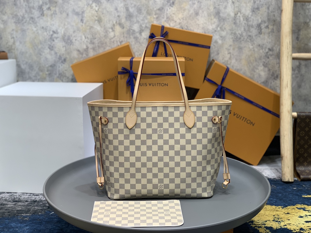 NO:176583,Neverfull Mommy Bag Model: M41361 Size 31.028.517.0 Material fine steel   Italian 5A fabric (the body steel parts are forged forging, with multiple high-strength stamping, fine engraving. The gold-plated surface is not easy to fade and get worn. The non-alloy parts are rough in their lettering, low density and easy to lose and easy to flower) Neverfull is the first choice for luxury goods, classic and highly practical!  Built-in zippered coin bag, soft body and exquisite workmanship!  The anti-counterfeiting line is clear, fashionable and versatile, and it is not time-series!  ,,gold plating19860909Neverfull 妈咪包 型号:M41361 尺寸31.028.517.0材质精钢＋意大利5A面料(包身钢件为锻造工艺,多次高强度冲压成型,刻字精细.镀金面不易掉色磨花 .非合金件刻字粗糙,密度低易损易花)neverfull是奢侈品入门首选,经典,实用性高！内置拉链式零钱袋,包身柔软,做工精致！防伪线清晰,时尚百搭不过时序！,,gold plating,Bag