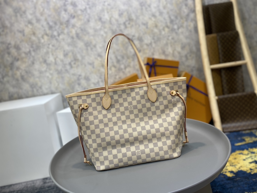 NO:176587,Neverfull Mommy Bag Model: M41605 Size 31.028.517.0 Material fine steel   Italian 5A fabric (the body steel parts are forged forging, with multiple high-strength stamping, fine engraving. The gold-plated surface is not easy to fade and get worn. The non-alloy parts are rough in their lettering, low density and easy to lose and easy to flower) Neverfull is the first choice for luxury goods, classic and highly practical!  Built-in zippered coin bag, soft body and exquisite workmanship!  The anti-counterfeiting line is clear, fashionable and versatile, and it is not time-series!  ,,gold plating19860909Neverfull 妈咪包 型号:M41605 尺寸31.028.517.0材质精钢＋意大利5A面料(包身钢件为锻造工艺,多次高强度冲压成型,刻字精细.镀金面不易掉色磨花 .非合金件刻字粗糙,密度低易损易花)neverfull是奢侈品入门首选,经典,实用性高！内置拉链式零钱袋,包身柔软,做工精致！防伪线清晰,时尚百搭不过时序！,,gold plating,Bag