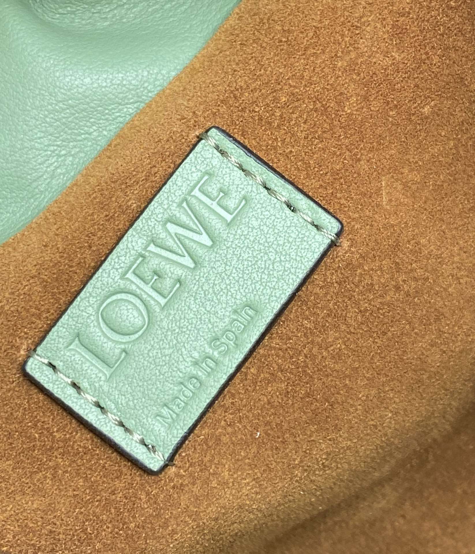 LOEWE罗意威Flamenco系列小牛皮束口抽绳福袋 0539奶油绿