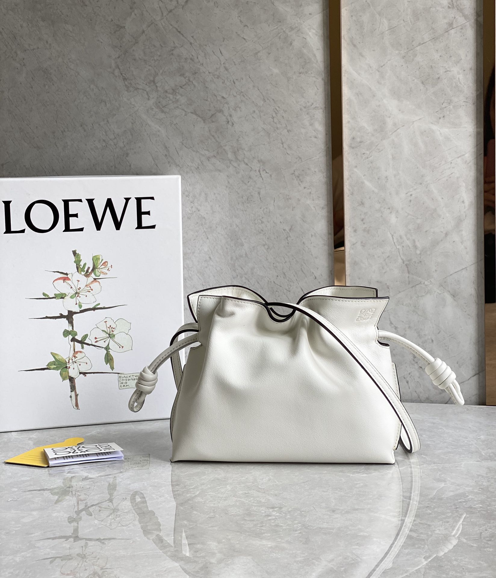 LOEWE罗意威Flamenco系列小牛皮束口抽绳福袋 0539白色