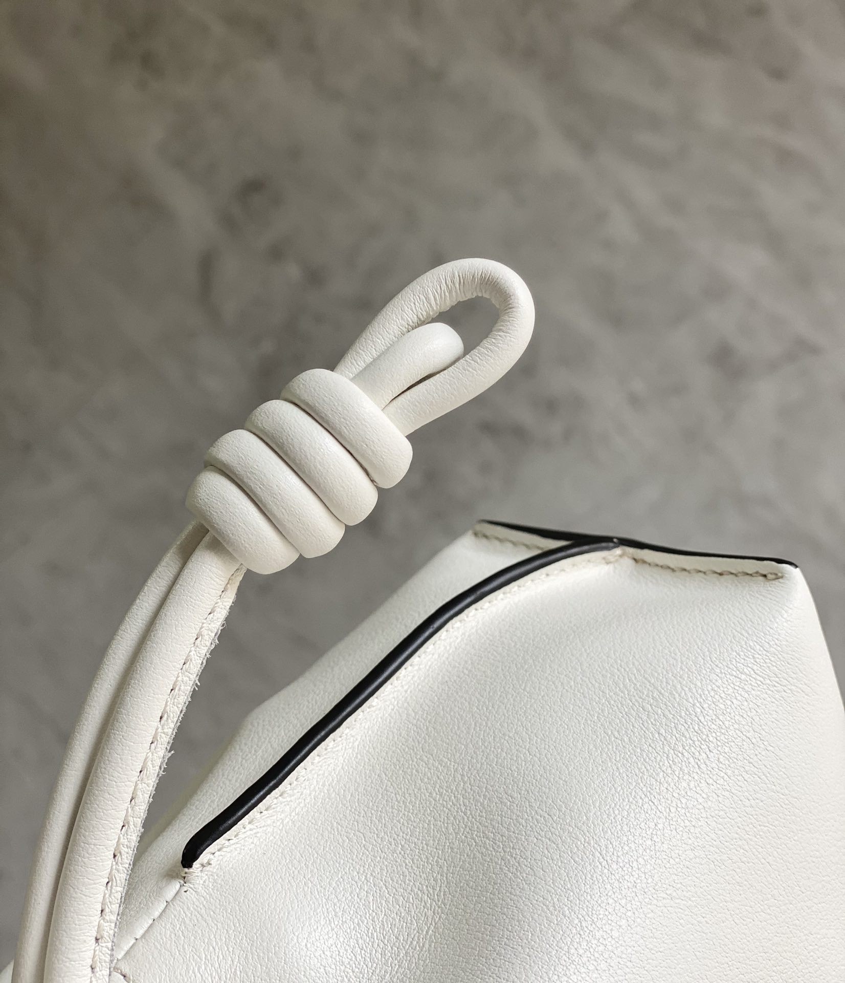 LOEWE罗意威Flamenco系列小牛皮束口抽绳福袋 0539白色