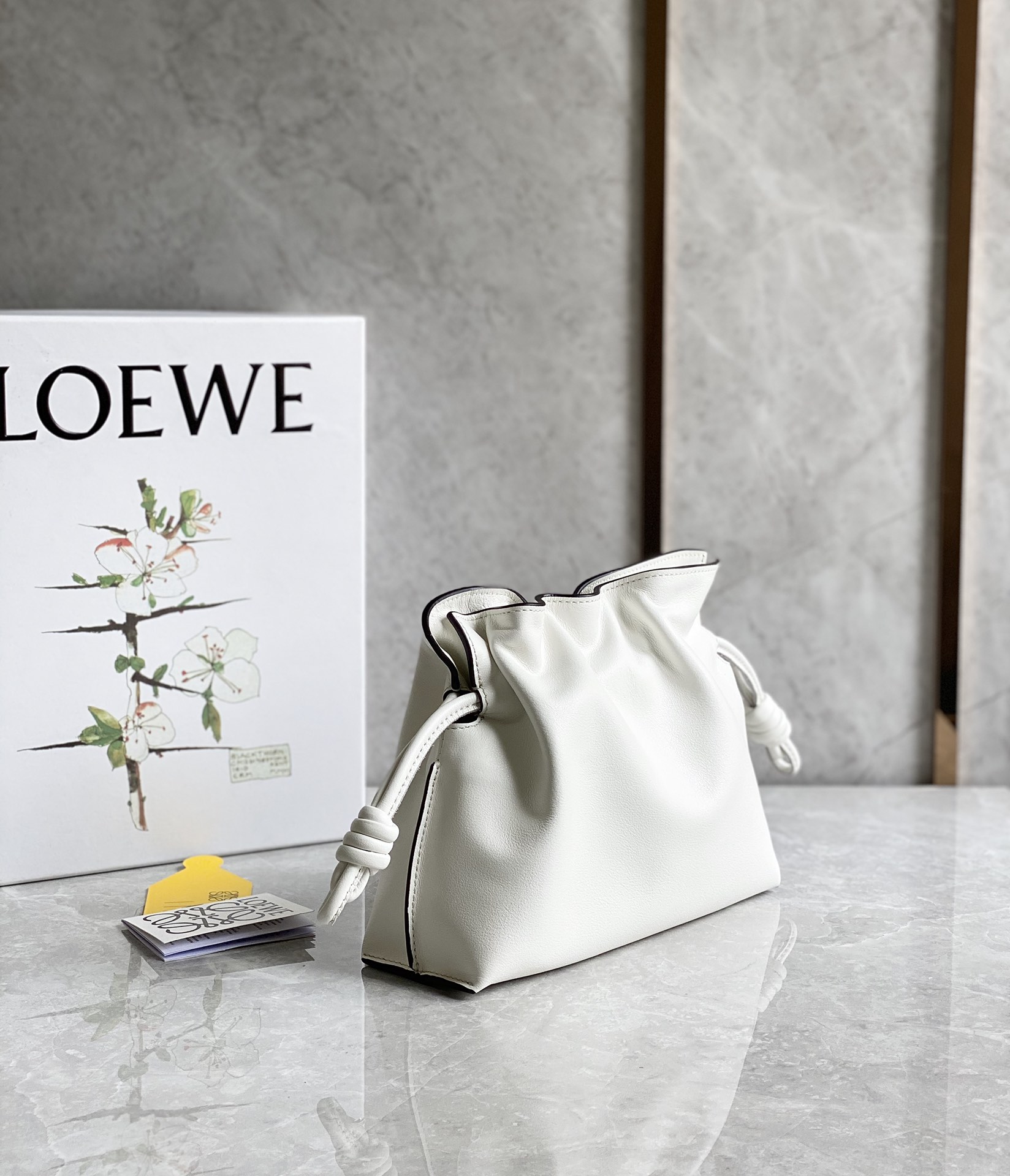 LOEWE罗意威Flamenco系列小牛皮束口抽绳福袋 0539白色