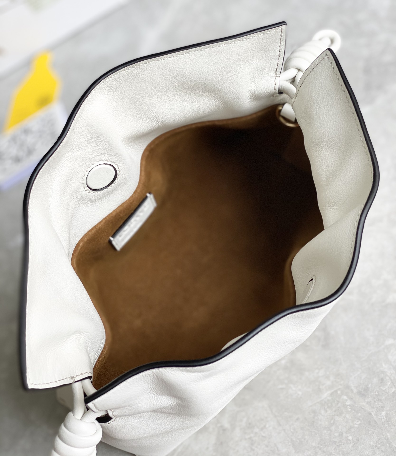 LOEWE罗意威Flamenco系列小牛皮束口抽绳福袋 0539白色