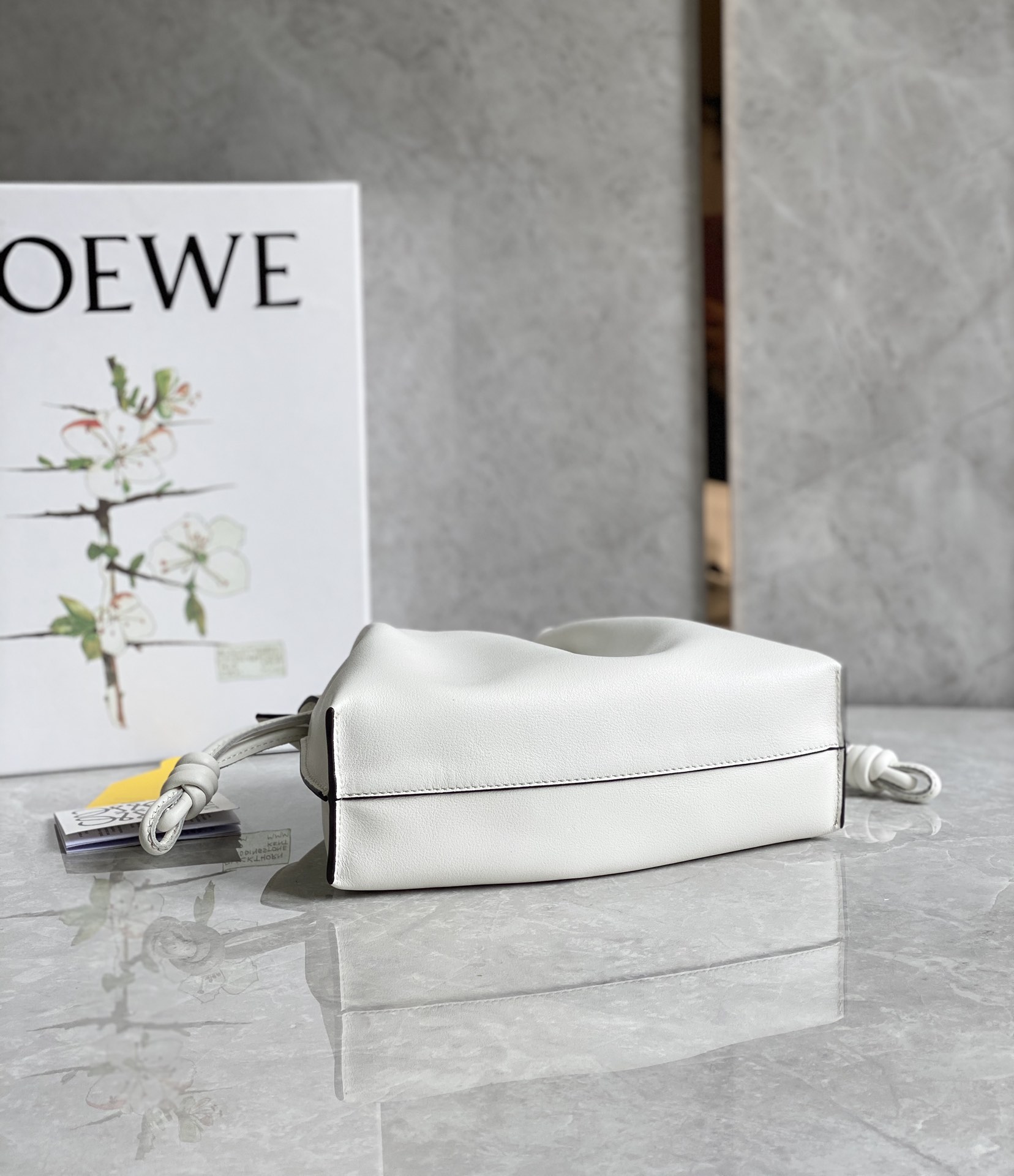 LOEWE罗意威Flamenco系列小牛皮束口抽绳福袋 0539白色