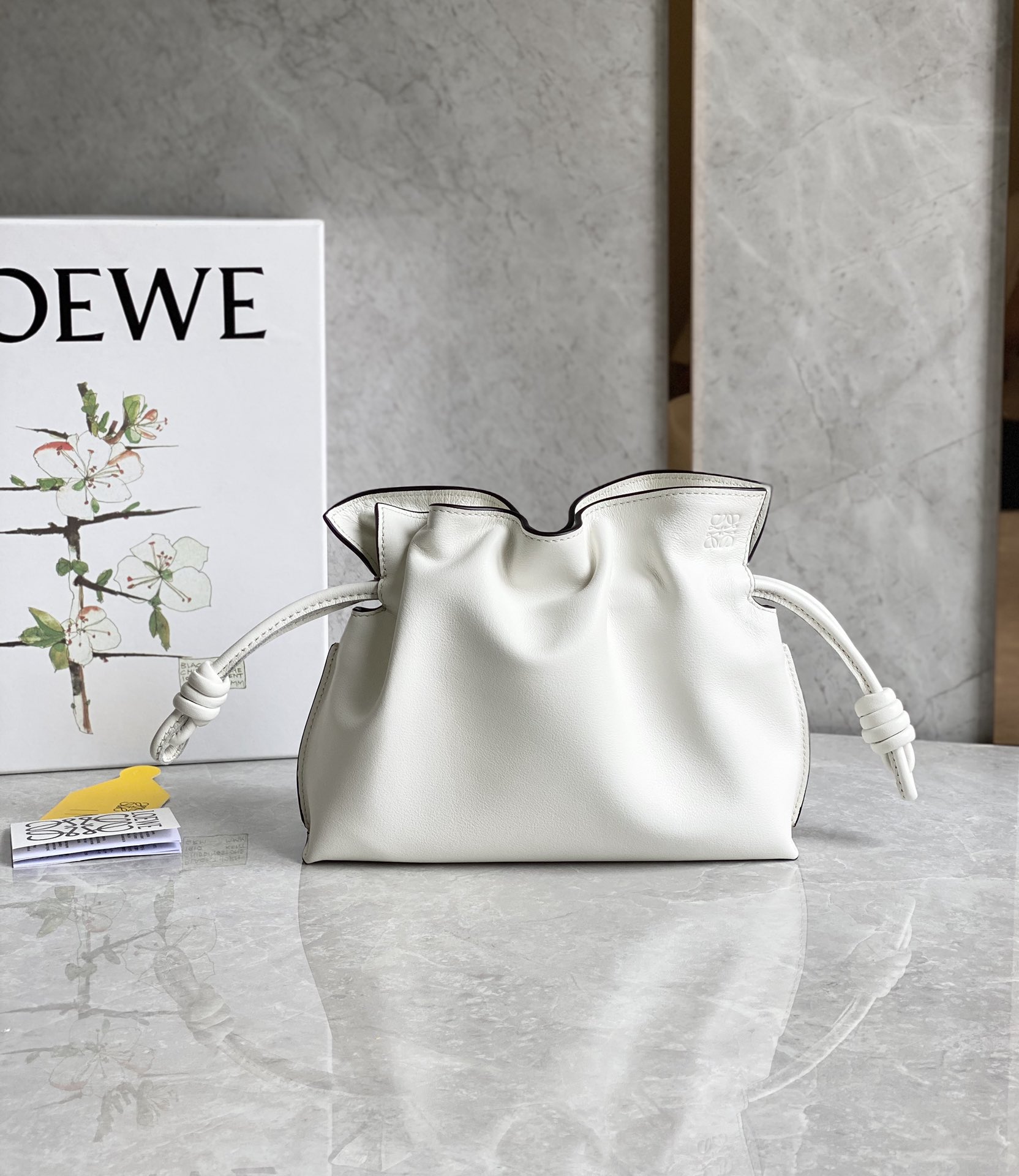 LOEWE罗意威Flamenco系列小牛皮束口抽绳福袋 0539白色