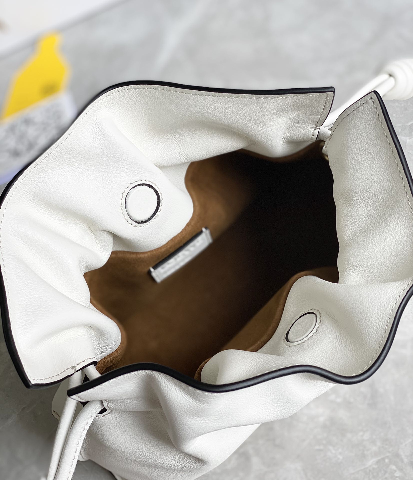 LOEWE罗意威Flamenco系列小牛皮束口抽绳福袋 0539白色